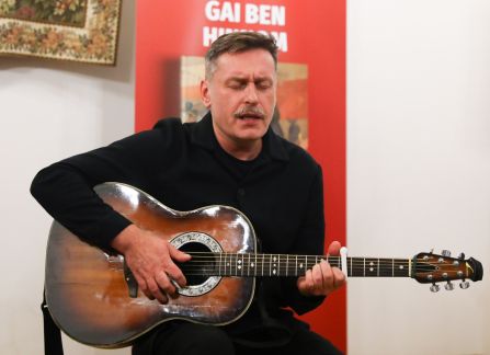 Todor Vajciuškievič gra na gitarze
